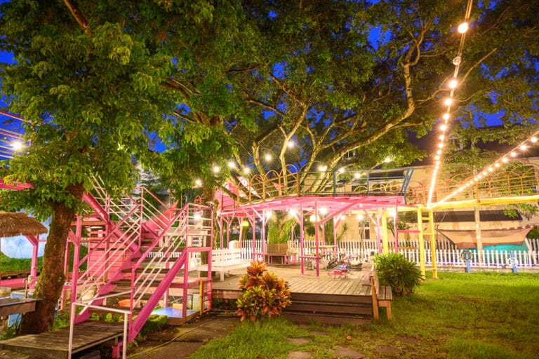 我們去過才知道，宜蘭有間粉色小屋配雙心裝置，露台咖啡座加羊駝玩偶才是主打