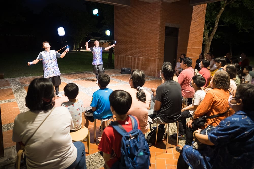 煙波花時間宜蘭傳藝｜夜訪傳藝紅磚廣場的夜間扯鈴雜耍演出