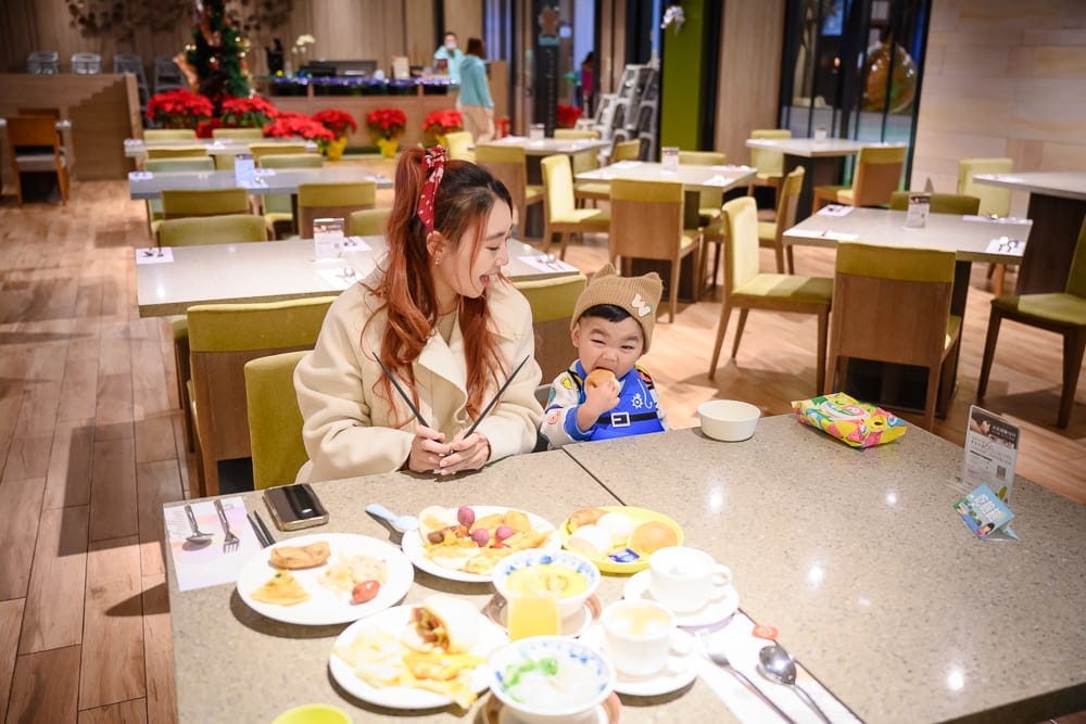 新北福容大飯店｜餐廳、桌子、椅子、食物、湯匙、叉子、女人、小孩。