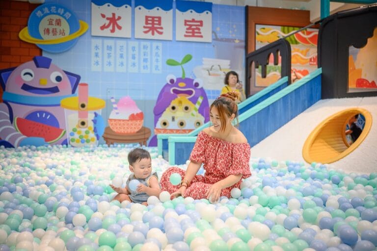 煙波花時間宜蘭傳藝｜七淘間冰果室主題大球池，馬卡龍色球海與彩繪牆