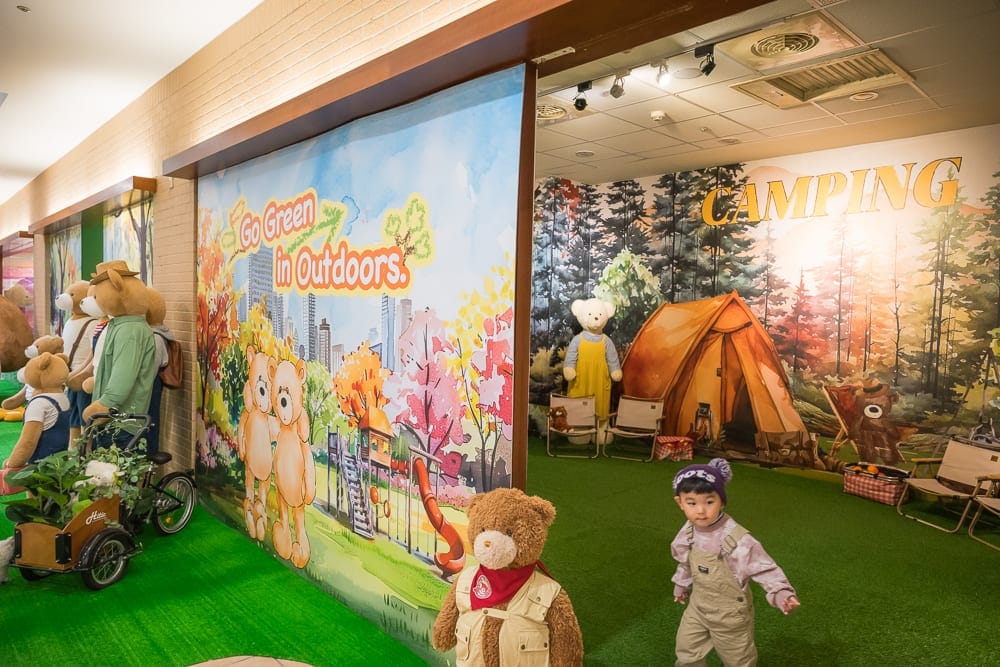 桃園小熊博物館 美式風格展間、森林露營彩繪牆與大型熊偶造景