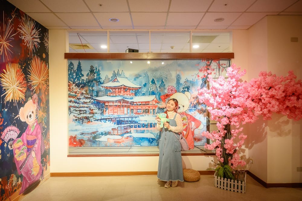 桃園小熊博物館｜室內，牆壁，木地板，燈，櫻花，圍欄，女孩，圍巾，帽子，寺廟，雪景，壁畫，煙花，人物。