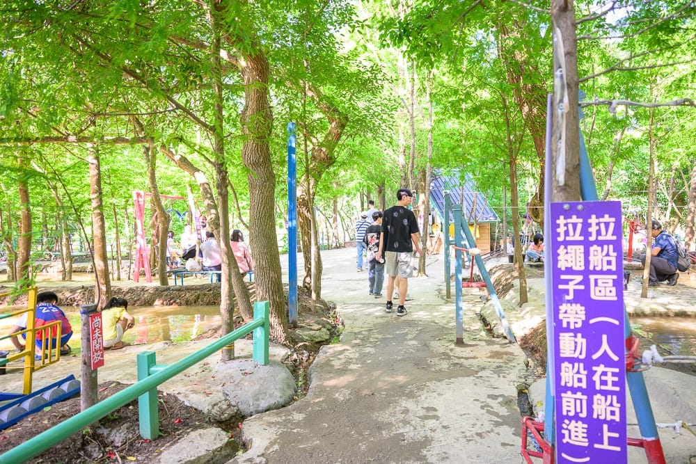 桃園野趣森林｜公園、樹林、步道、遊樂場、兒童、成人、石塊、欄杆、告示牌。