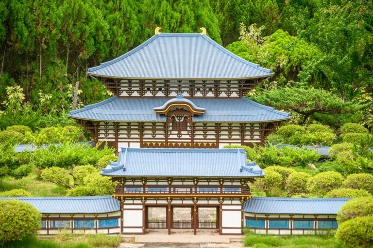 桃園小人國水樂園｜寺廟、屋頂、欄杆、樹叢、綠樹、石階、圍牆。