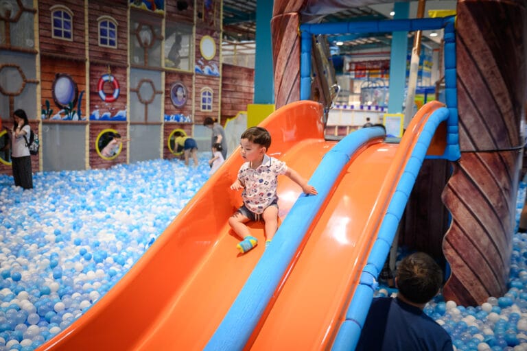 嘉義棒棒鯨奇樂園｜我們去過才知道，海盜船球池加攀爬障礙全在室內，下雨天照樣玩