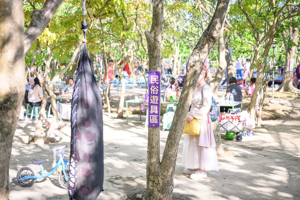 桃園野趣森林｜樹林、民俗遊樂區、遊客、桌椅、腳踏車、吊床、樹幹。