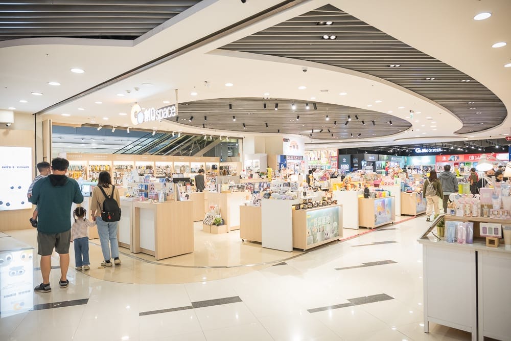 台中大魯閣新時代廣場｜室內，賣場，貨架，顧客，燈飾，天花板，展示櫃，地板。