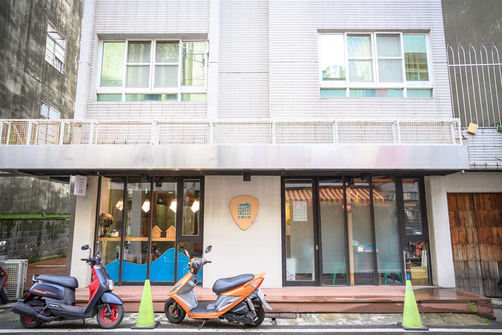 嘉義市仲青行旅外觀與大廳