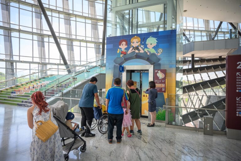 嘉義故宮南院｜我們去過才知道，戶外噴泉拱橋加湖畔木棧道，室內還有兒童著色互動區