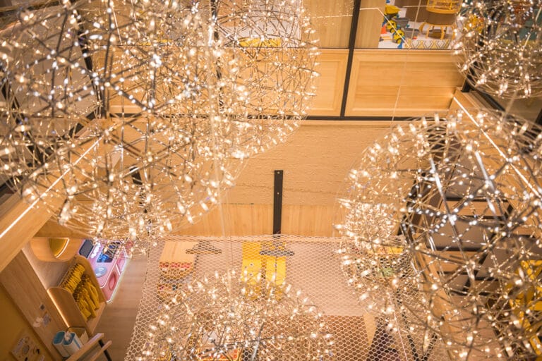 我們去過才知道，新北這間室內樂園有球池、沙坑還有攀爬網，帶小孩來才知道有多好玩