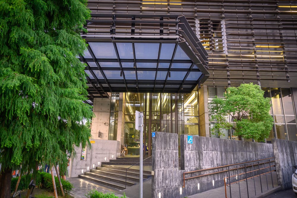 嘉義嘉楠風華酒店黑色格柵建築外觀