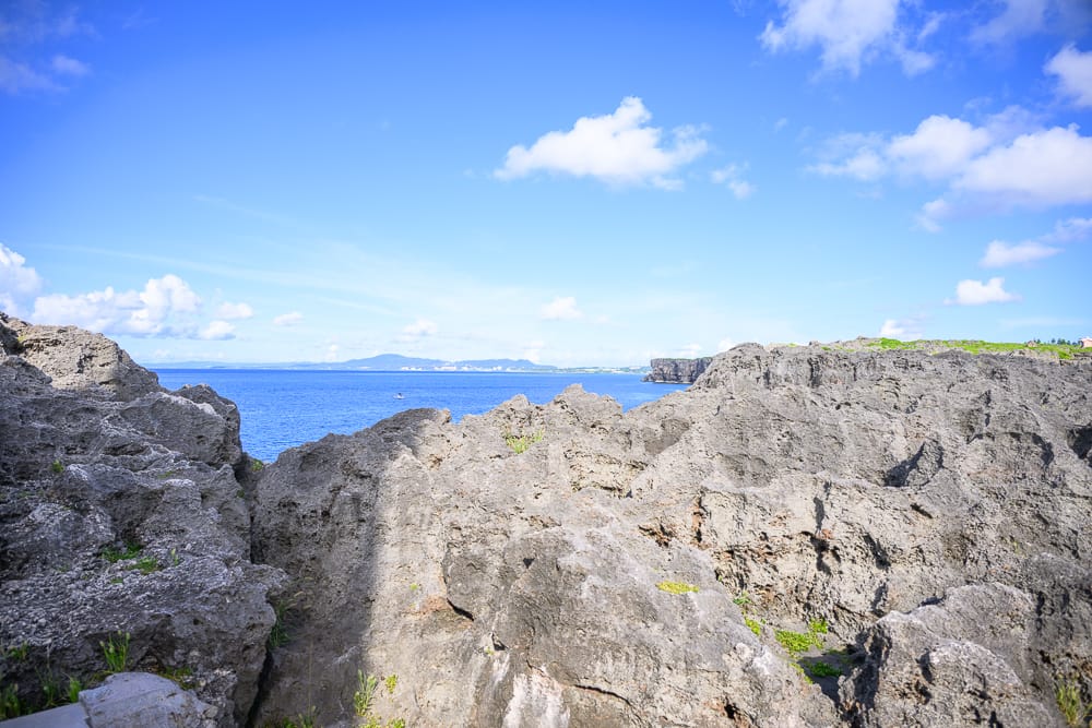 沖繩讀谷村殘波岬珊瑚礁斷崖與湛藍海岸