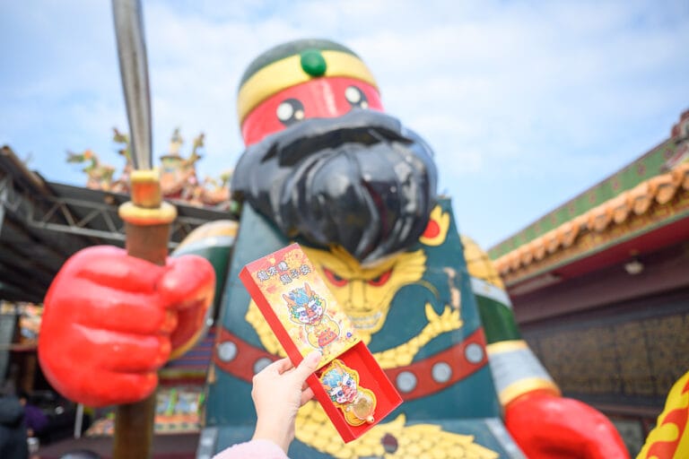 桃園誠聖宮｜我們去過才知道，航空城武財神巨型雕像比飛機還搶眼，廟埕停機坪景才是主打