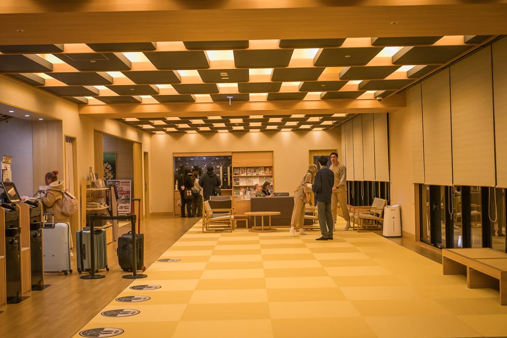 金澤御宿野乃全館榻榻米鋪設的和風大廳與櫃台