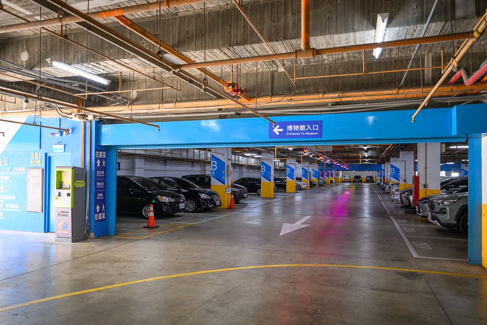 科工館地下停車場的博物館入口指標