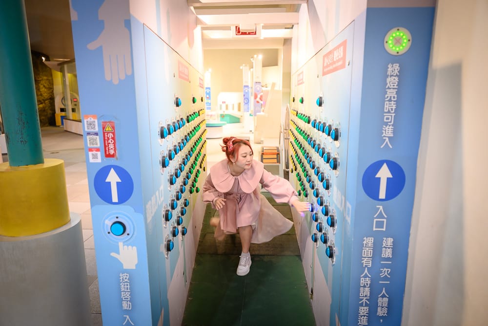 科工館互動展區一人一道的反應按鈕通道