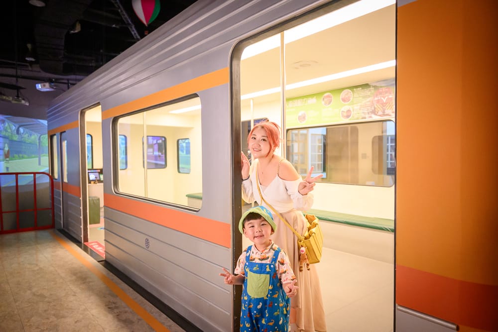 科工館交通主題展廳裡的台鐵自強號車廂體驗