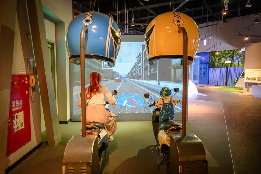 科工館交通主題展廳的機車騎乘模擬器與道路投影
