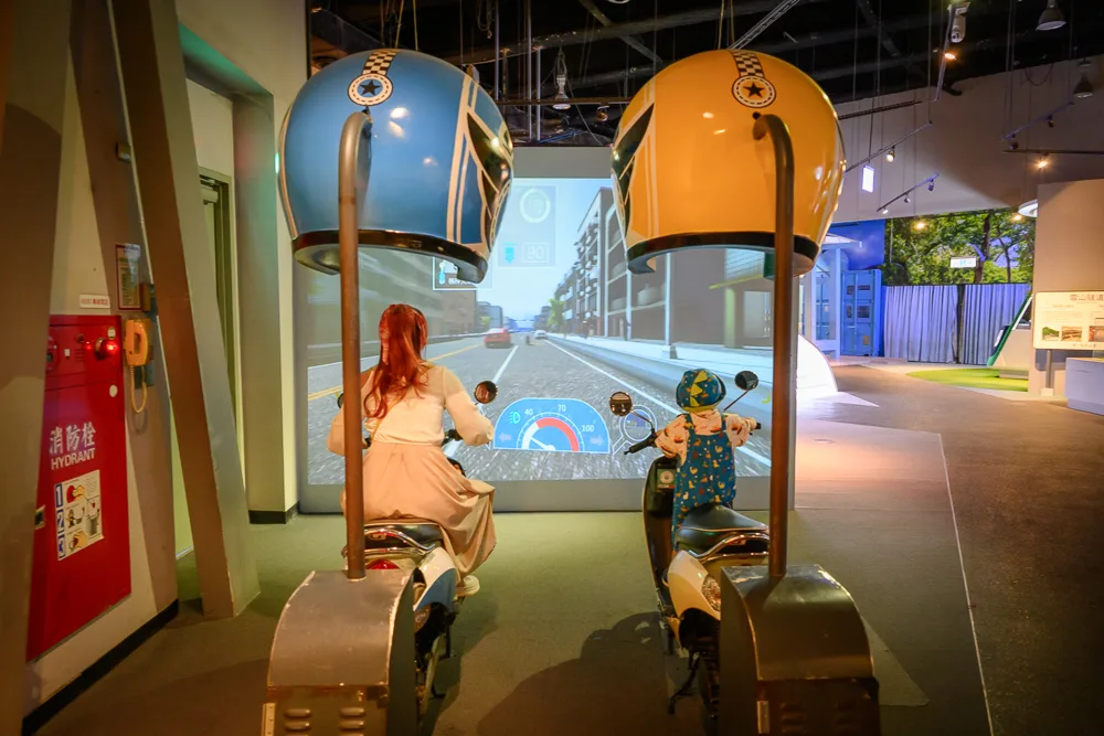 科工館交通主題展廳的機車騎乘模擬器與道路投影
