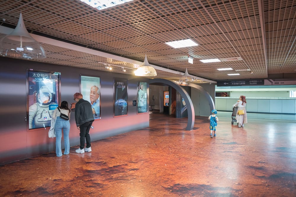 科工館太空飛行主題展區的太空人海報與星球地景