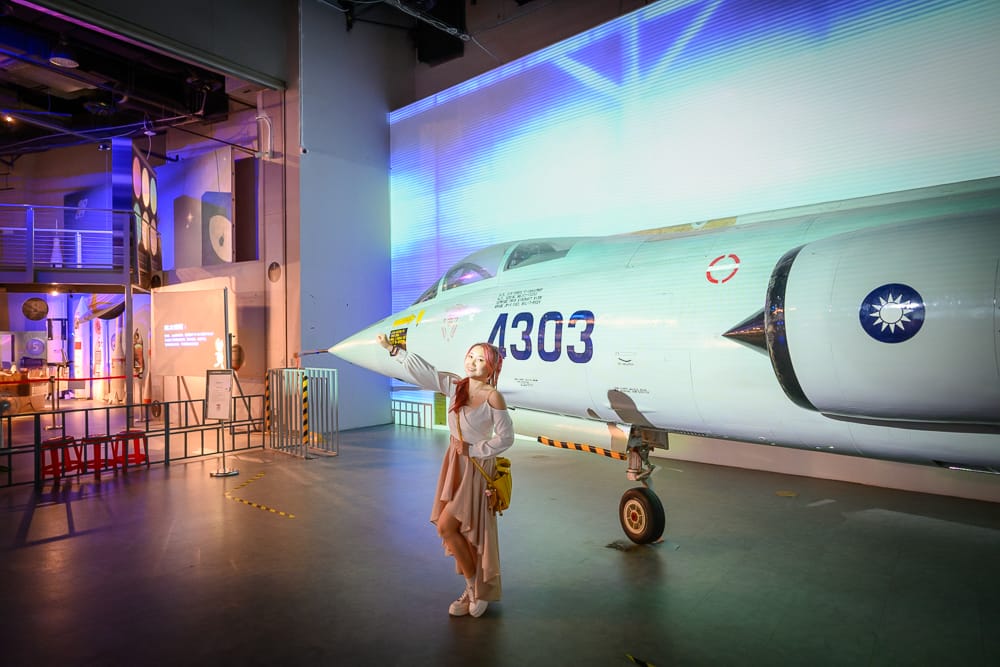 科工館展出的退役戰鬥機 4303 與燈光投影背景