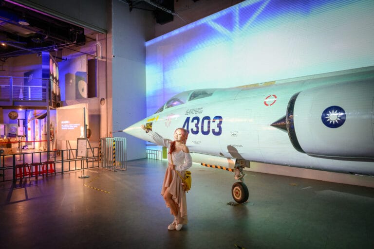 科工館展出的退役戰鬥機 4303 與燈光投影背景
