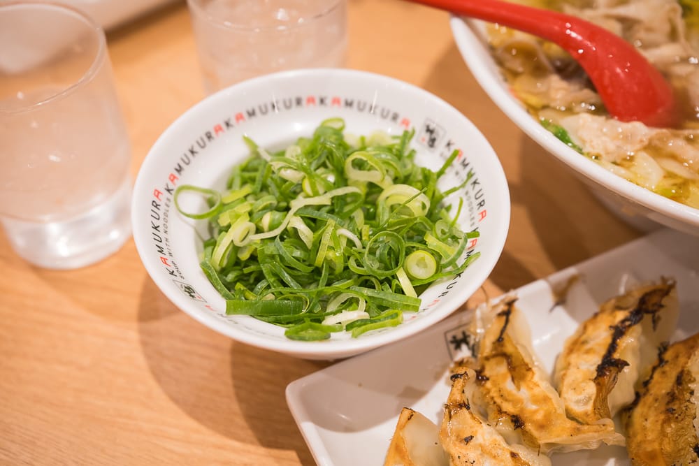 神座拉麵的青蔥與底煎焦香的煎餃