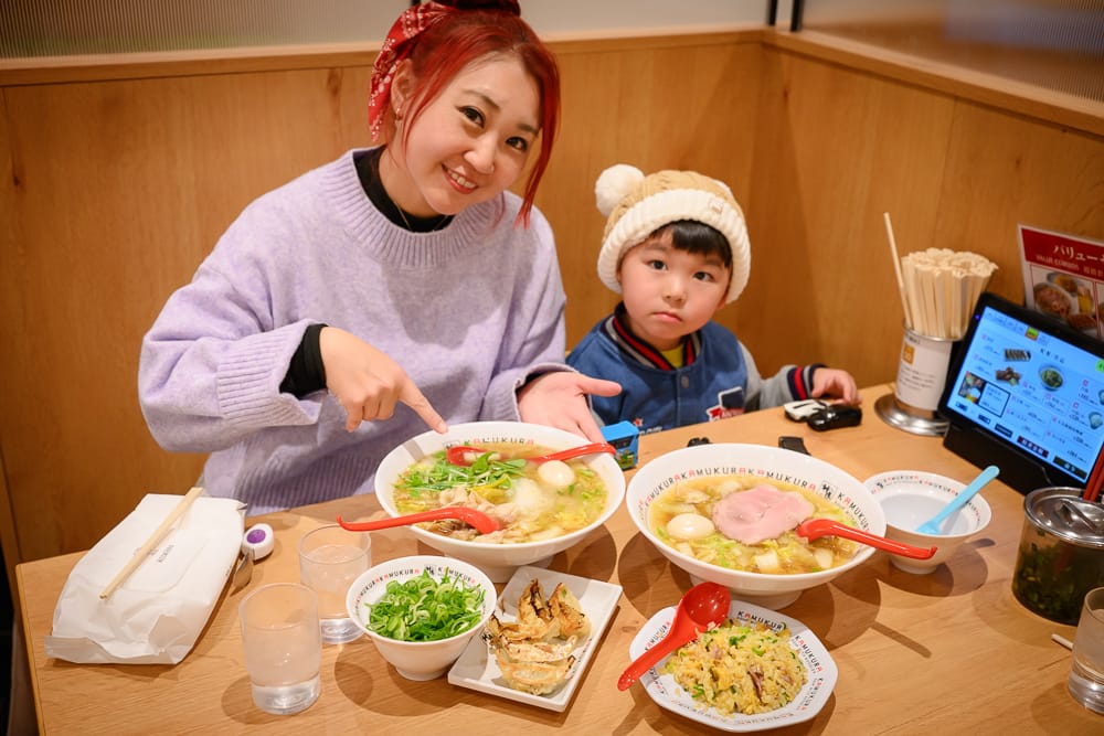一家人在神座難波分店享用拉麵、餃子與炒飯