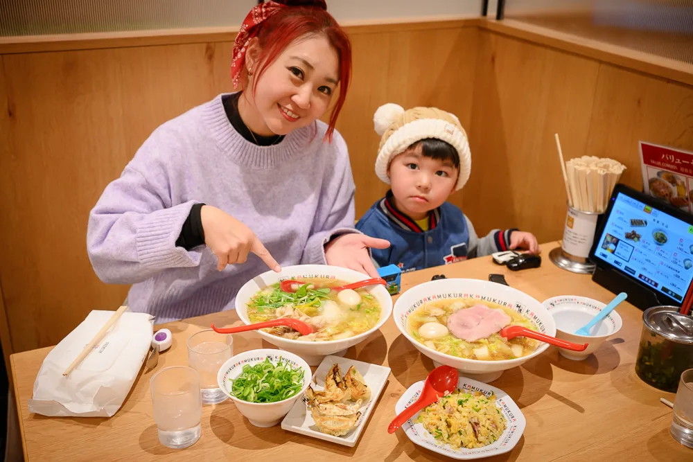 一家人在神座難波分店享用拉麵、餃子與炒飯