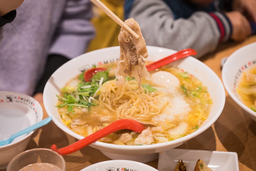 神座柚子大根おろし拉麵，夾起細直麵與低溫叉燒