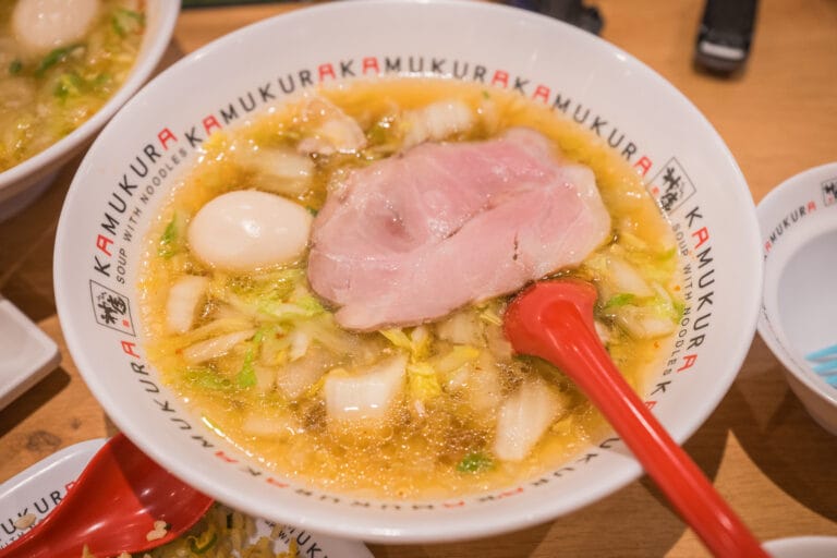神座招牌煮玉子拉麵，醬油湯頭配爆量白菜、低溫叉燒與糖心蛋