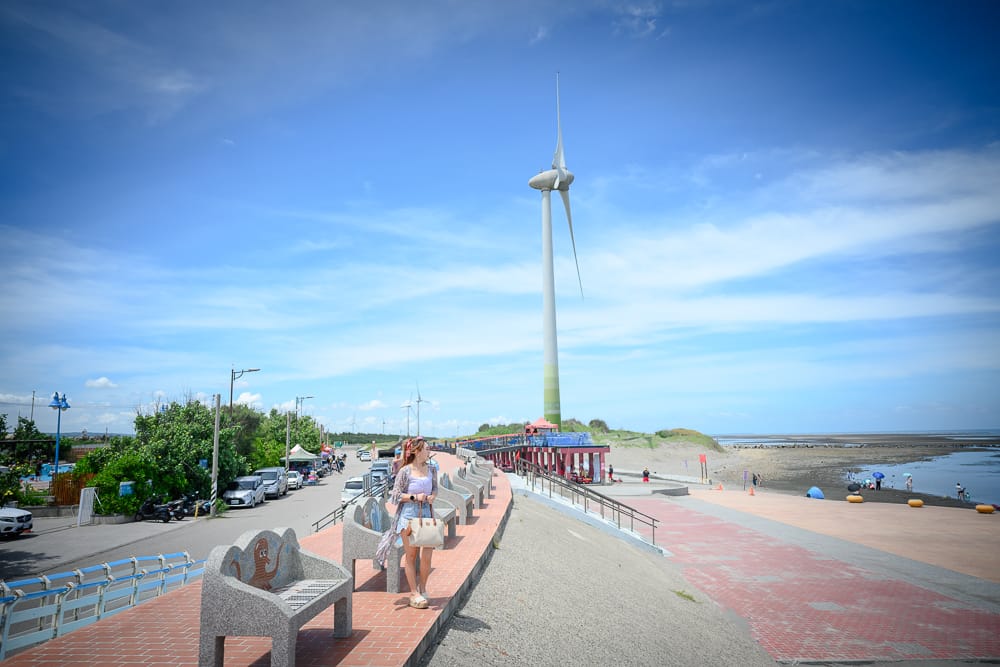 台中海邊景點懶人包|高美濕地夕陽×大安戲水,6大海岸打卡點 13 台中大安濱海樂園海邊步道、風車地標與沙灘