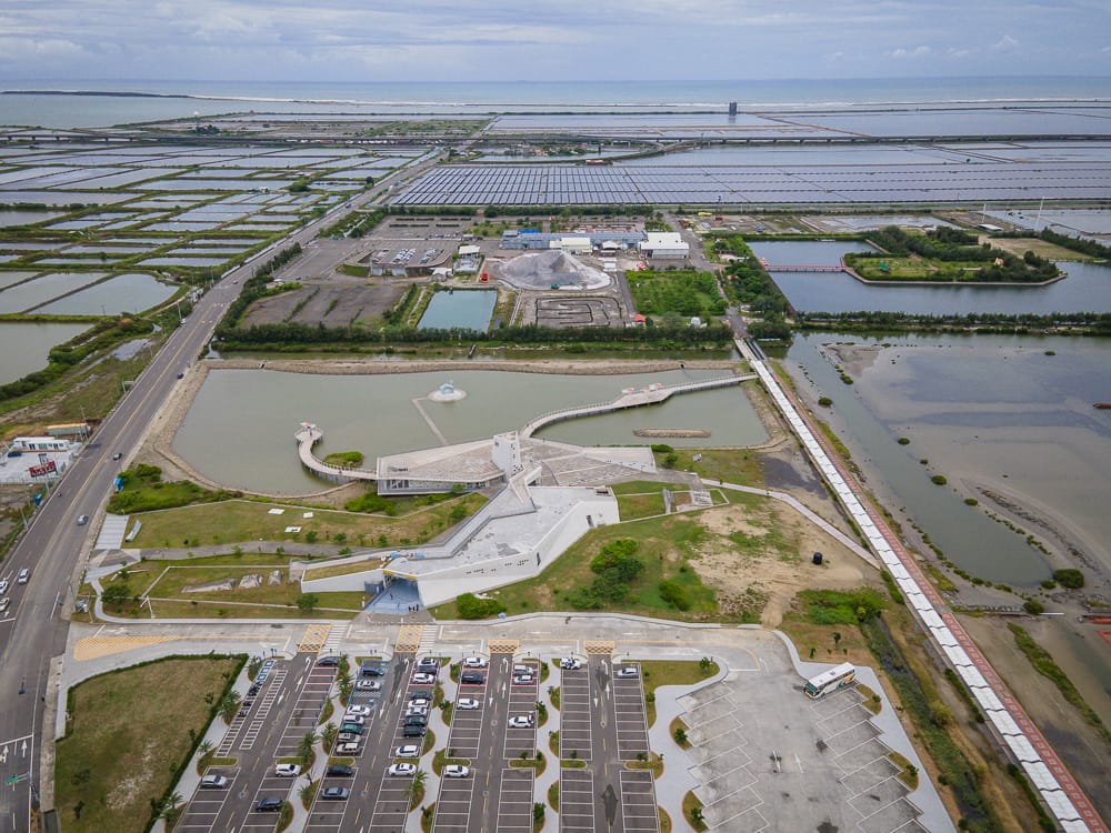 台南海邊景點懶人包|黃金海岸×四草×七股鹽山,6大海岸打卡點 11 台南七股遊客中心
