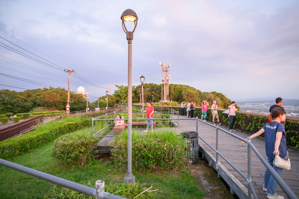 台中望高莊園|我們去過才知道,180度夜景配燒烤吃到飽,心型燈飾還能泡腳超浪漫 6 台中望高莊園望高寮觀景平台夕陽