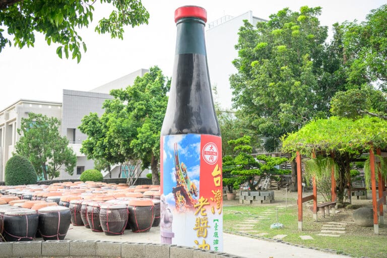 雲林大同醬油觀光工廠｜我們去過才知道，巨型醬油瓶＋整排陶甕才是主打