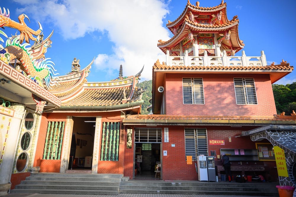 淡水一日遊行程推薦|5站半日漫遊路線(含午晚餐建議) 7 新北淡水天元宮櫻花現場畫面