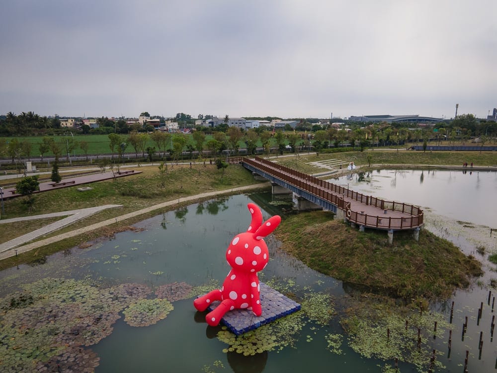 屏東潮州鐵道園區|我們去過才知道,草地上有迷你馬可以餵食,巨型兔子裝置才是主打 1 屏東潮州鐵道園區|我們去過才知道,草地上有迷你馬可以餵食,巨型兔子裝置才是主打