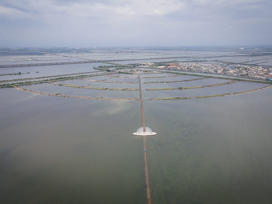 台南善鹽地景園區|我們去過才知道,鹽田濕地木棧道旁藏著海洋圖騰拱門,比想像中還好逛 7 善鹽地景園區 - 善鹽地景園區票價、交通與適合對象