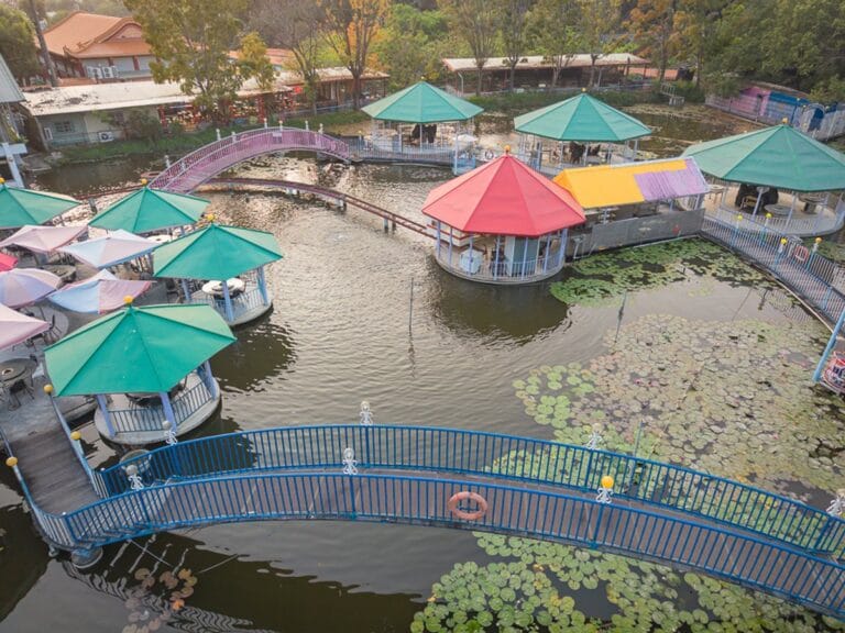 高雄翠湖水上餐廳｜我們去過才知道，湖中涼亭配夕陽景色，水上用餐才知道差在哪