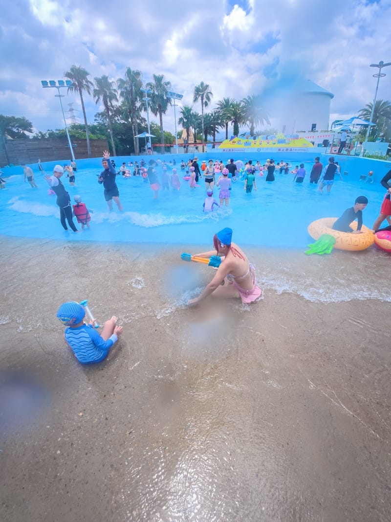 新竹六福水樂園｜水池、沙灘、戲水、泳池、兒童、泳帽、浮具、戲水池、游泳、沙地、戲水池。