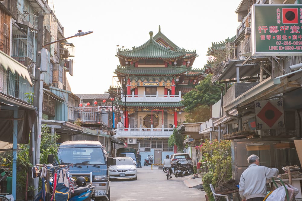 高雄三鳳宮|我們去過才知道,紅燈籠掛滿中庭,天公殿紅柱才是主打 6 三鳳宮 - 三鳳宮附近景點與一日遊組合
