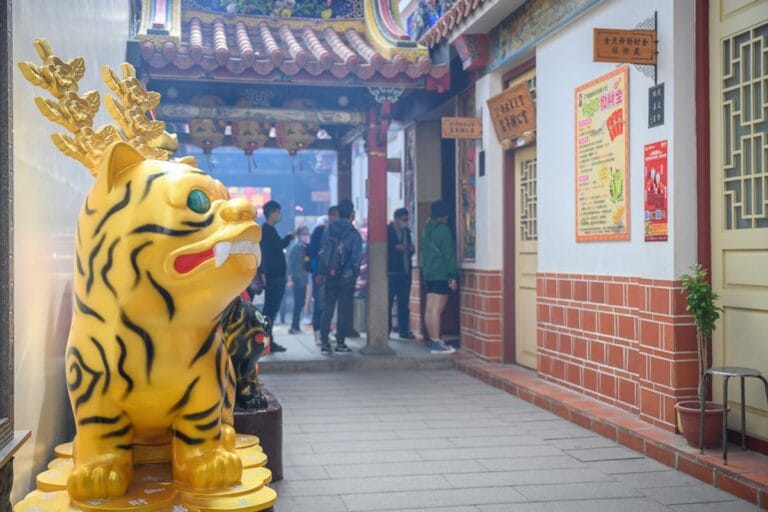 嘉義新港奉天宮｜我們去過才知道，廟埕榕樹下有在地小吃，炸韭菜捲才是主打