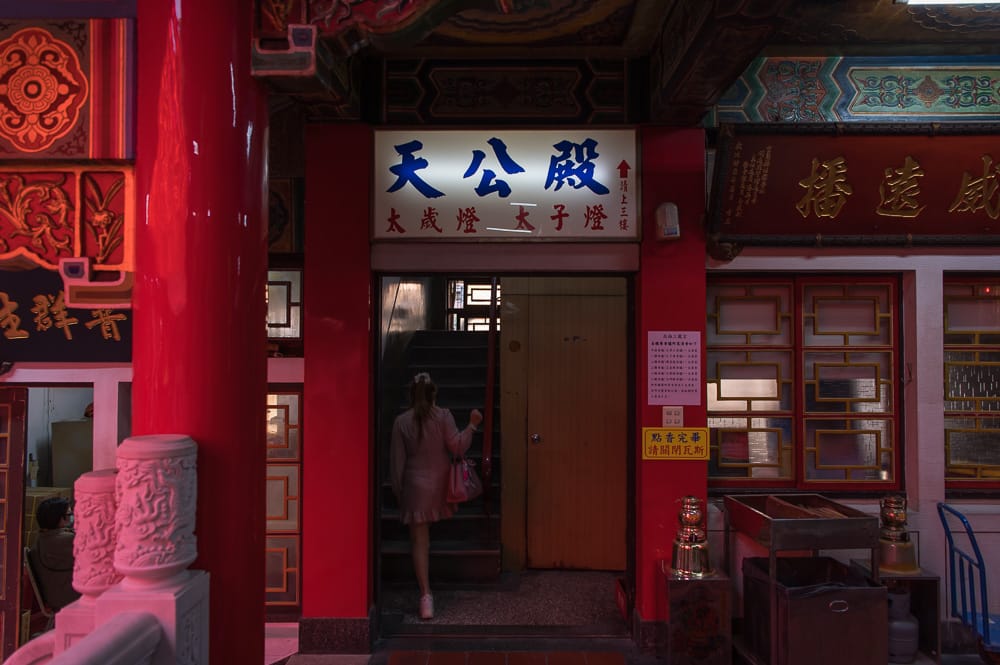 高雄三鳳宮|我們去過才知道,紅燈籠掛滿中庭,天公殿紅柱才是主打 7 三鳳宮 - 三鳳宮票價、交通與適合對象