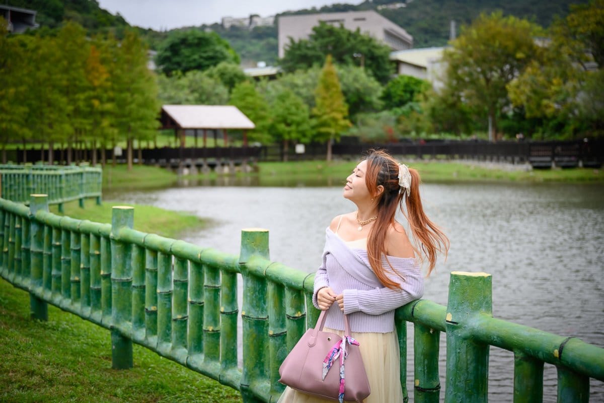 台北原住民主題公園｜我們去過才知道，落羽松、湖畔竹籬笆、鹿群雕塑一次收齊