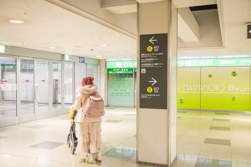 日本大阪 OMO 關西機場 by 星野集團完整攻略|大浴場・頂樓餐廳・機場交通 13 日本大阪-OMO關西機場|室內,車站,女性,嬰兒車,指示牌,走廊,明亮光線