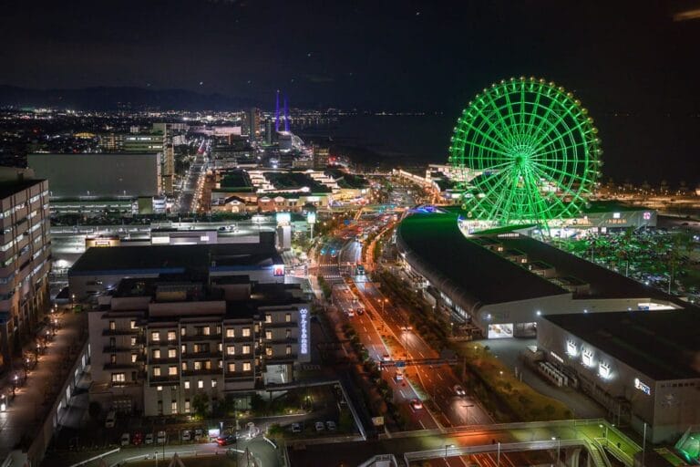 日本大阪 OMO 關西機場 by 星野集團完整攻略|大浴場・頂樓餐廳・機場交通 12 日本大阪-OMO關西機場|城市夜景,摩天輪,街道,建築物,港口,燈光,海邊,夜空,車流,遠山