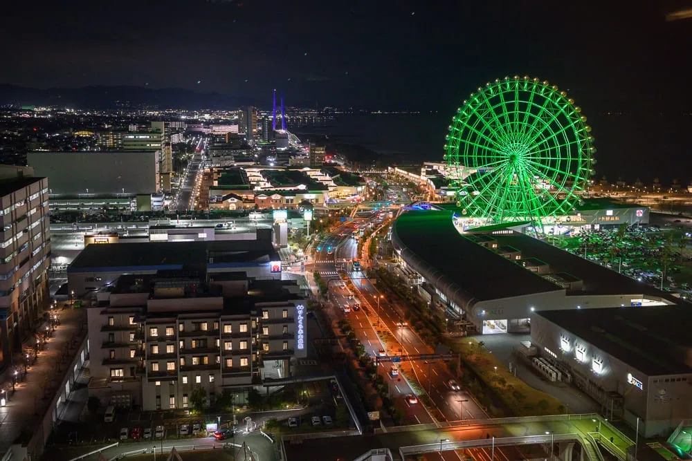 日本大阪 OMO 關西機場 by 星野集團完整攻略|大浴場・頂樓餐廳・機場交通 1 日本大阪-OMO關西機場|城市夜景,摩天輪,街道,建築物,港口,燈光,海邊,夜空,車流,遠山