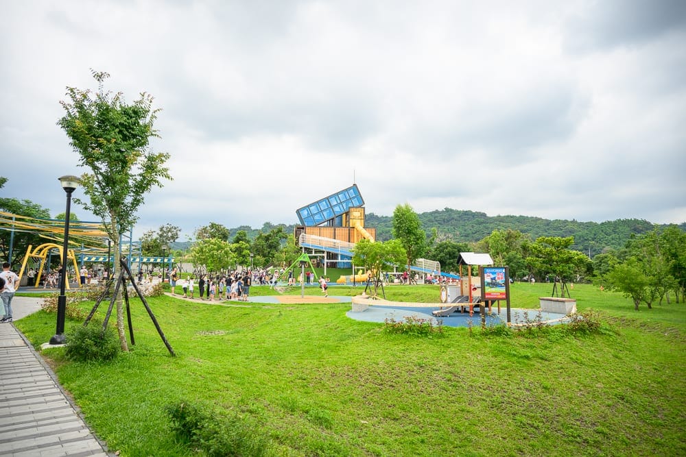 南投草屯兒童樂園|我們去過才知道,彈跳床加草坡溜滑梯,彩虹拱門入口才知道有多好玩 1 南投草屯兒童樂園|我們去過才知道,彈跳床加草坡溜滑梯,彩虹拱門入口才知道有多好玩