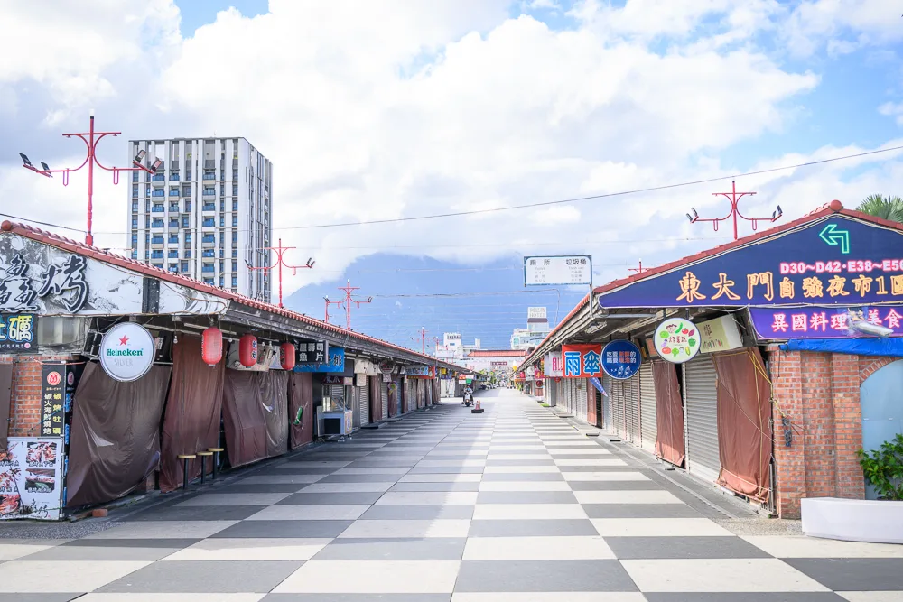 花蓮東大門夜市|我們去過才知道,棋盤格廣場配遠山景,花蓮人晚上都在這裡 6 花蓮東大門夜市 - 東大門夜市附近景點與一日遊組合