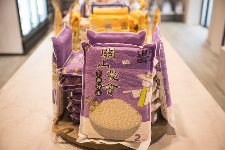 嘉義中埔穀倉農創園區｜我們去過才知道，舊農會建築藏著文創選物店，還有星巴克進駐